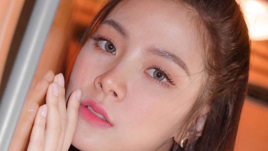Trong khi Linh Chi và Ngọc Trinh đang ở Việt Nam lo công việc thì Khắc Tiệp và "gà mới" Tường Vy lại vi vu bên tận trời Âu.